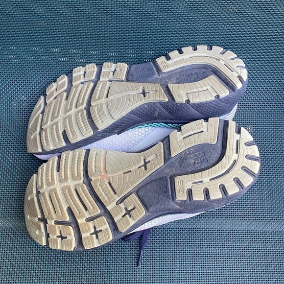 Brooks Adrenaline GTS 22 running shoes. Size 7. (Medium) B. - Picture 5 of 6